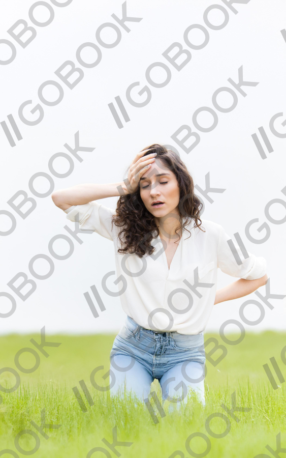 在戶外疲憊的女人