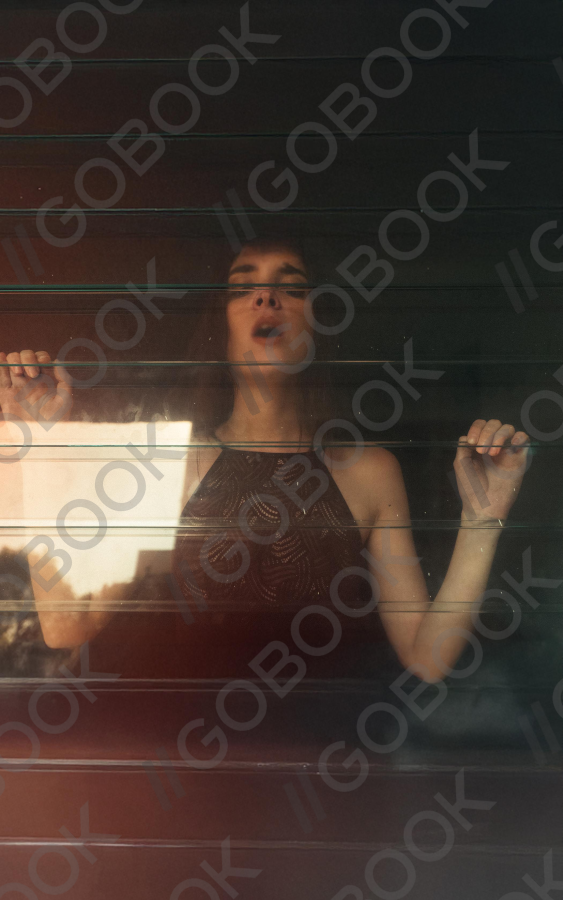 被囚禁的靜默凝視